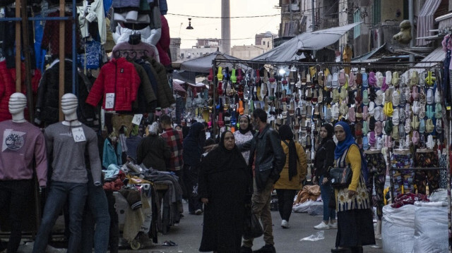 Un marché de rue à l'extérieur des ruines du Serapeum d'Alexandrie, au nord de l'Égypte, le 24 novembre 2023.