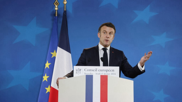 Le président français Emmanuel Macron s'adresse au public lors d'une conférence de presse dans le cadre d'une réunion du Conseil européen au siège de l'Union européenne à Bruxelles, le 1er février 2024.