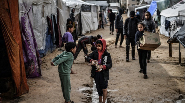 Des Palestiniens, qui ont quitté leurs maisons, s'abritent dans des tentes de fortune par temps froid dans la ville de Rafah pour se protéger des bombardements israéliens à Gaza, le 27 janvier 2024.