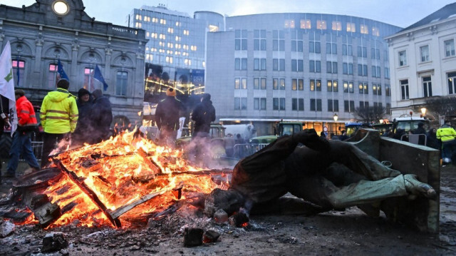 Une statue de la Place du Luxembourg démontée et incendiée lors de la manifestation dans le quartier européen de Bruxelles, organisée par le syndicat général des agriculteurs ABS (Algemeen Boerensyndicaat), le jour d'une réunion du Conseil européen, à Bruxelles, le 1er février 2024. 