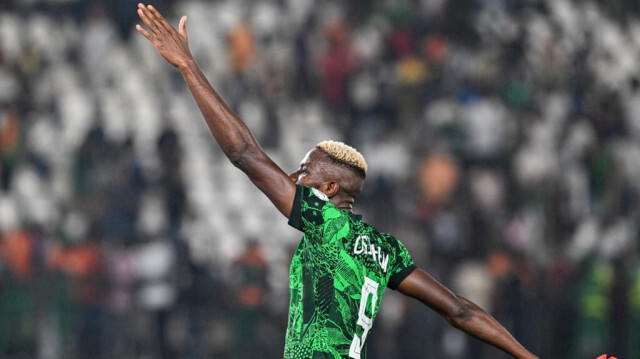 L'attaquant du Nigeria, numéro 9, Victor Osimhen, célèbre la victoire à la fin du match de football des huitièmes de finale de la Coupe d'Afrique des Nations (CAN) 2024 entre le Nigeria et le Cameroun, au Stade Félix Houphouët-Boigny à Abidjan, le 27 janvier 2024.
