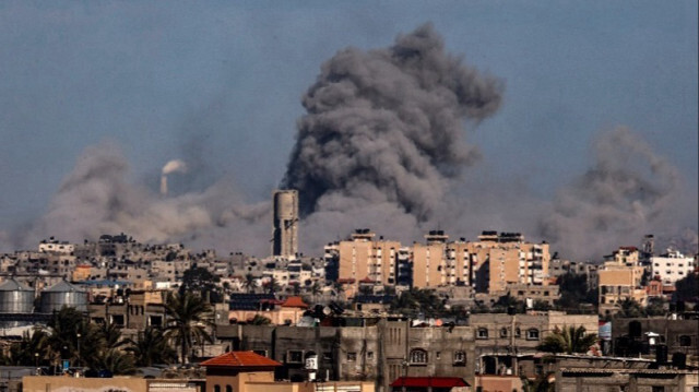 De la fumée s'élève au-dessus des bâtiments de Khan Yunis lors d'un bombardement israélien, dans le sud de la bande de Gaza, le 01 février 2024.