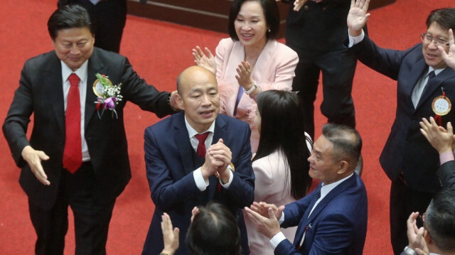 Han Kuo-yu (C) applaudit les membres du parti Kuomintang (KMT) après avoir été élu président du Yuan législatif le premier jour de la session à Taipei, le 1er février 2024.