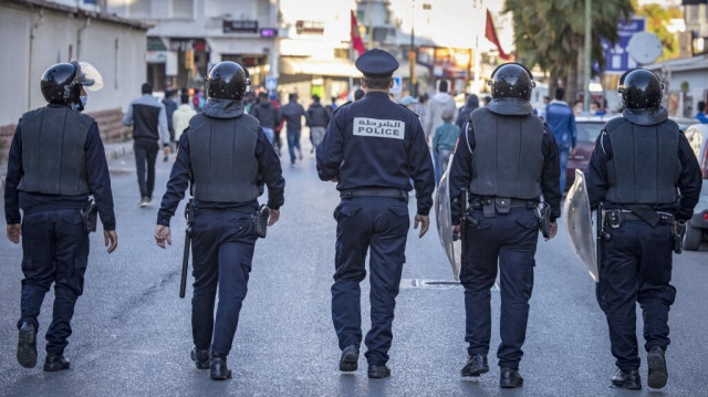 Les forces de sécurité marocaines se déploient pour disperser une manifestation dans la ville de Rabat, le 7 novembre 2021, contre l'obligation de vaccination contre le virus Covid-19 imposée par le gouvernement. 