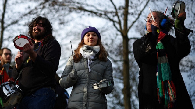 L'activiste environnementale suédoise Greta Thunberg (au centre) avec des membres du groupe de lutte contre le changement climatique Extinction Rebellion (XR), protestant contre les projets d'augmentation des vols en jet privé, à l'aéroport de Farnborough à Farnborough, à l'ouest de Londres, le 27 janvier 2024. 