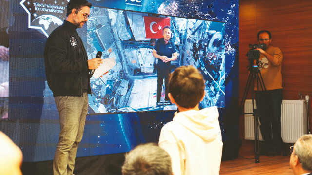 Türkiye'nin ilk astronotu Alper Gezeravcı Abdullah Tivnikli Proje Anadolu İmam Hatip Lisesi öğrencileriyle görüştü.
