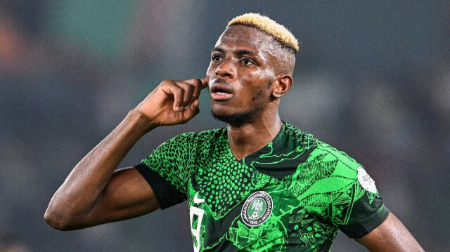 L'attaquant nigérian numéro 9, Victor Osimhen, célèbre après la victoire du Nigéria face au Cameroun en huitième de finale de la CAN 2024, au Stade Félix Houphouët-Boigny à Abidjan le 27 janvier 2024. 
