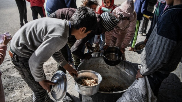 Les Palestiniens s'abritant à Rafah vivent de la nourriture distribuée par les organisations caritatives alors qu'ils sont confrontés à une faim extrême en raison du blocus de l'aide humanitaire à Gaza, le 31 janvier 2024.