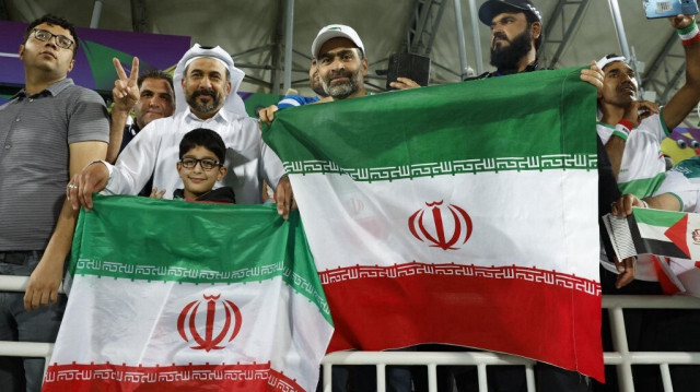 Les supporters iraniens célèbrent la victoire de leur équipe à la fin du match de football de la Coupe d'Asie de l'AFC Qatar 2023 entre l'Iran et la Syrie, au stade Abdullah bin Khalifa à Doha, le 31 janvier 2024.