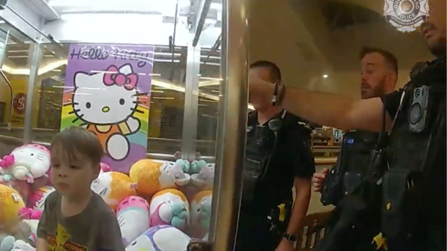 Un enfant de 3 ans intrépide a réussi à s'introduire dans une machine à pince "Hello Kitty", en Australie, le 1er février 2024.