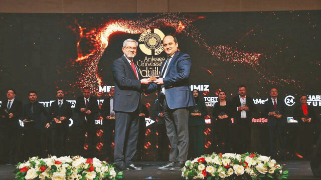 Şahan’a ödülünü Ankara Üniversitesi Rektörü Necdet Ünüvar takdim etti.