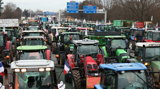 Des agriculteurs participent à une manifestation organisée par les syndicats agricoles FNSEA et Jeunes Agriculteurs, bloquant l'autoroute A35 avec des tracteurs près de Strasbourg, dans l'est de la France, le 30 janvier 2024.