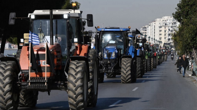 Des agriculteurs protestent avec leurs tracteurs, à Thessalonique, en Grèce, le 1er février 2024.