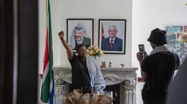 Une sympathisante sud-africaine dans le bâtiment de l'ambassade palestinienne à Pretoria, la capitale de l'Afrique du Sud, pour assister à l'audience de décision sur la demande d'injonction dans l'affaire de "génocide" déposée par la République d'Afrique du Sud contre Israël devant la Cour internationale de justice (CIJ).