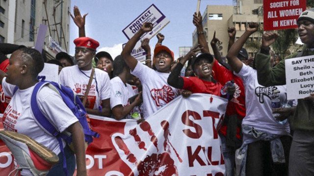 Des activistes manifestent dans le quartier central des affaires pour dénoncer l'augmentation alarmante des meurtres de jeunes femmes à Nairobi, le 27 janvier 2024.