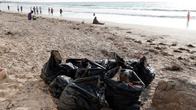 Des déchets collectés dans des sacs en plastique dans le cadre d'une initiative de nettoyage des plages à Mogadiscio, en Somalie, le 11 novembre 2022.