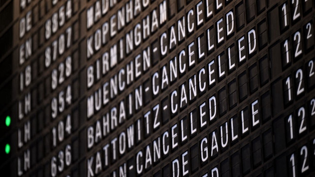 L'aéroport de Francfort a déclaré que la grève allait causer des perturbations majeures et des annulations de vols tout au long de la journée, et a conseillé aux passagers de ne pas venir à l'aéroport, car les points de contrôle de sécurité étaient fermés.