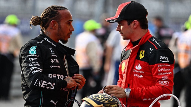 Le pilote britannique de Mercedes, Lewis Hamilton, s'entretient avec le pilote monégasque de Ferrari, Charles Leclerc, après la course Sprint sur le Circuit des Amériques à Austin, au Texas, le 21 octobre 2023.