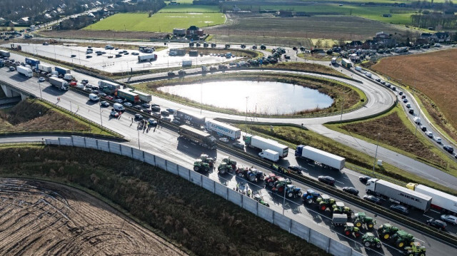 Des camions et des tracteurs bloquant l'autoroute E40 lors d'une manifestation d'agriculteurs, à Aalter, en Belgique, le 31 janvier 2024.