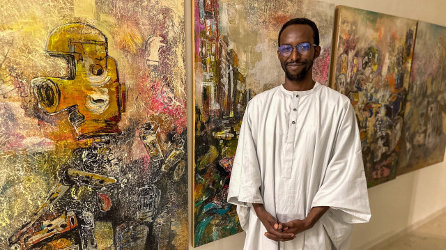 Le peintre sénégalais, Baba Ly, a réalisé 4 tableaux vendus au profit des victimes du séisme de Kahramanmaras du 6 février 2023. Ses oeuvres sont actuellement exposées à l'ambassade de Türkiye à Dakar, au Sénégal.