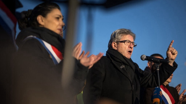 Le fondateur du parti français La France Insoumise (LFI), Jean-Luc Melenchon (à droite), prononçant un discours à côté de la députée française LFI, Sophia Chikirou, lors d'une manifestation pour un cessez-le-feu à Gaza et en solidarité avec le peuple palestinien devant les bureaux des Nations Unies à Genève, le 3 février 2024.