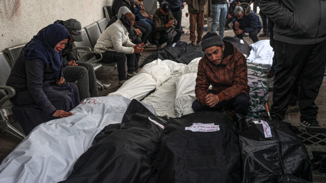 Des Palestiniens pleurant après avoir identifié les corps de leurs proches tués lors d'un bombardement israélien dans le sud de la bande de Gaza, à l'hôpital Al-Najjar de Rafah, le 10 février 2024.