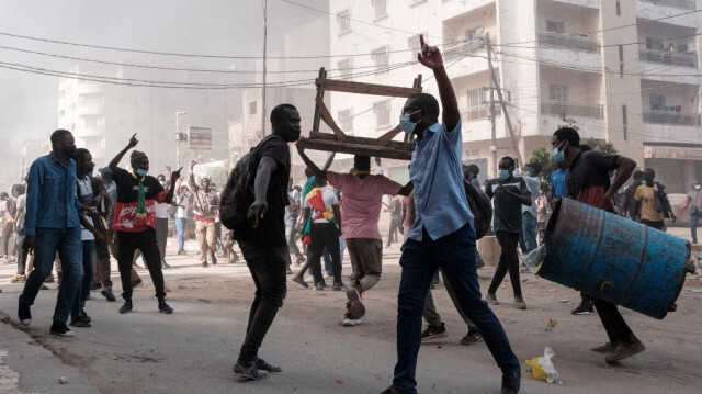 Des manifestants lors d'affrontements avec la police en marge d'une manifestation contre le report de dernière minute des élections présidentielles, à Dakar au Sénégal, le 9 février 2024. 
