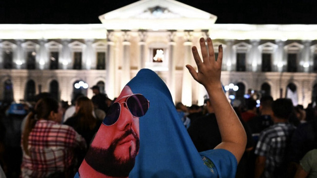 Les partisans du président salvadorien Nayib Bukele se rassemblent devant le palais national pour célébrer sa réélection lors des élections présidentielles et législatives à San Salvador, le 4 février 2024.