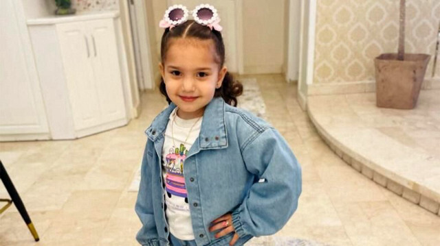 La fillette palestinienne Hind Rajab Hamadeh, âgée de six ans, qui avait disparu après que la voiture de sa famille eut essuyé des tirs à Gaza a été retrouvée morte le 10 février 2024, ont annoncé le ministère de la santé et ses proches, qui accusent Israël de l'avoir tuée.