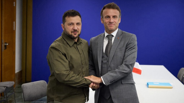 Cette photo prise et diffusée par le service de presse de la présidence ukrainienne le 5 octobre 2023 montre le président Volodymyr Zelensky et le président français Emmanuel Macron posant lors du sommet de la Communauté politique européenne au Palais des congrès de Grenade, dans le sud de l'Espagne.
