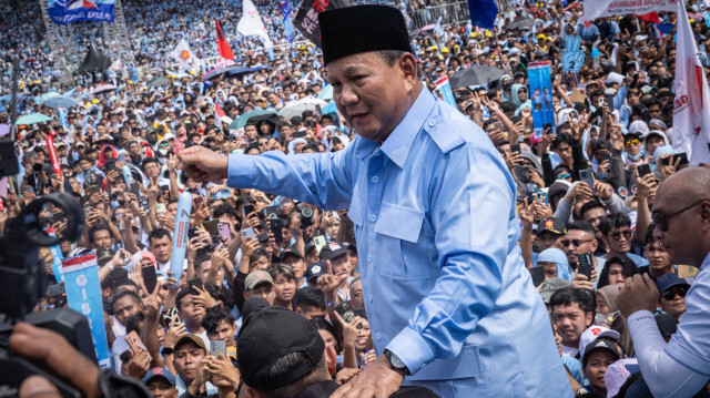 Le candidat à la présidence et ministre indonésien de la défense, Prabowo Subianto (au centre), réagissant lors d'un meeting de campagne au stade Gelora Bung Karno à Jakarta, le 10 février 2024.