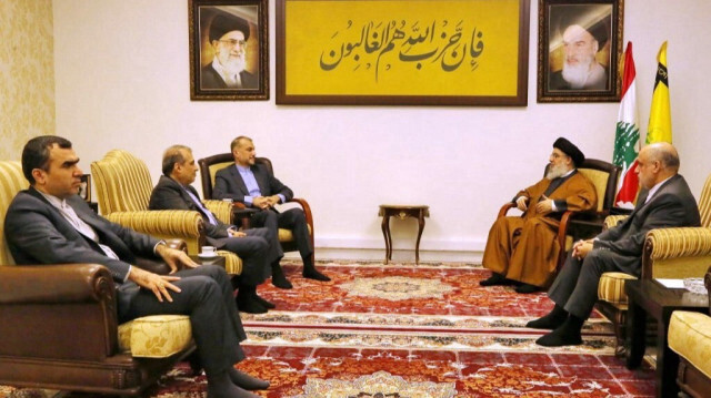 Le secrétaire général du groupe chiite libanais, Hassan Nasrallah, rencontrant le ministre iranien des Affaires étrangères, Hossein Amir-Abdollahian, dans un lieu non divulgué au Liban, le 10 février 2024.