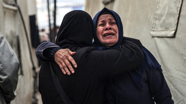 Des Palestiniens pleurent après avoir identifié les corps de leurs proches tués lors d'un bombardement israélien dans le sud de la bande de Gaza, à l'hôpital Al-Najjar de Rafah, le 10 février 2024.