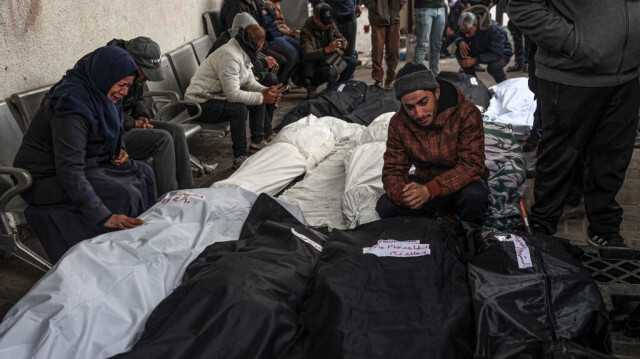 Des Palestiniens pleurent après avoir identifié les corps de leurs proches tués lors d'un bombardement israélien dans le sud de la bande de Gaza, à l'hôpital Al-Najjar de Rafah, le 10 février 2024.