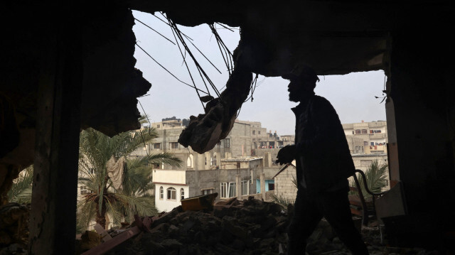 Des Palestiniens vérifient les débris d'un bâtiment détruit à la suite d'un bombardement israélien sur Rafah, dans le sud de la bande de Gaza, le 10 février 2024.