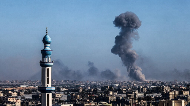 Une photo prise à Rafah montre de la fumée lors d'un bombardement israélien sur Khan Yunis, dans le sud de la bande de Gaza, le 11 février 2024.