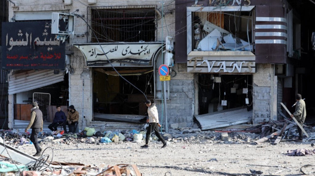 Des personnes marchent dans une rue ravagée par les frappes israéliennes dans le quartier de Rimal à Gaza City, le 10 février 2024.