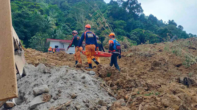 Cette photo prise le 7 février 2024 et obtenue sur la page Facebook de l'Office of the Provincial Fire Marshal (OPFM) Davao de Oro montre des secouristes menant des opérations de sauvetage sur le site d'un glissement de terrain à Maco, Davao de Oro