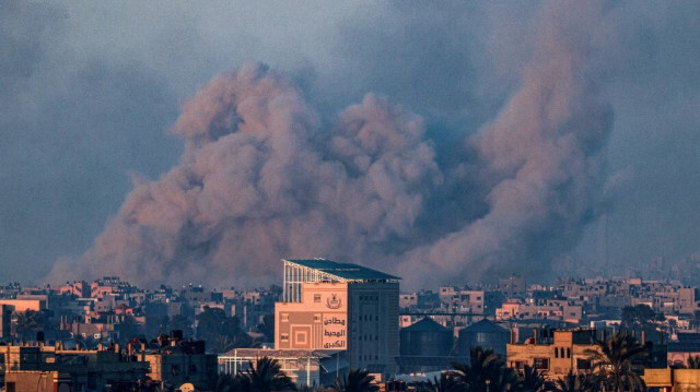 Une photo prise à Rafah montre de la fumée lors d'un bombardement israélien sur Khan Yunis, dans le sud de la bande de Gaza, le 10 février 2024.