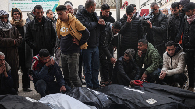Des Palestiniens pleurant après avoir identifié les corps de leurs proches tués lors d'un bombardement israélien dans le sud de la bande de Gaza, à l'hôpital Al-Najjar de Rafah, le 10 février 2024.
