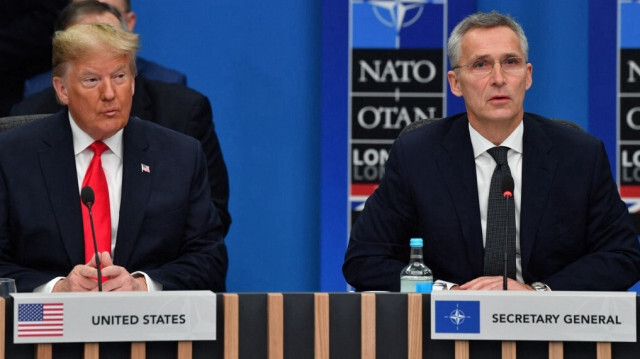 Le secrétaire général de l'OTAN, Jens Stoltenberg (a droite), et le président américain Donald Trump assistant à la session plénière du sommet de l'OTAN à l'hôtel Grove à Watford, au nord-est de Londres, le 4 décembre 2019.