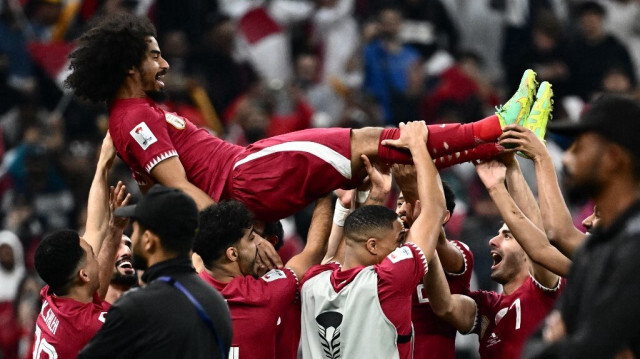 Les joueurs du Qatar célèbrent avec leur attaquant #11 Akram Afif, auteur d'un triplé, après avoir remporté la finale de la Coupe d'Asie de l'AFC 2023 entre la Jordanie et le Qatar au stade Lusail à Lusail, au nord de Doha, le 10 février 2024.