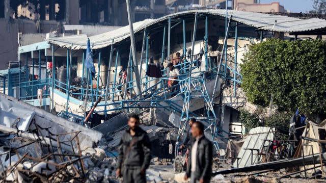 Une école gérée par l'Office de secours et de travaux des Nations Unies pour les réfugiés de Palestine (URRWA), où les gens se réfugiaient pour échapper aux bombardements israéliens, est ravagée dans le quartier de Rimal, à Gaza, le 10 février 2024.