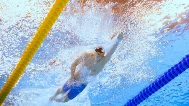 Le Chinois Zhanle Pan participe à la finale de l'épreuve masculine de natation par relais 4X100m freestyle lors des Championnats du monde de natation 2024 à l'Aspire Dome à Doha le 11 février 2024.