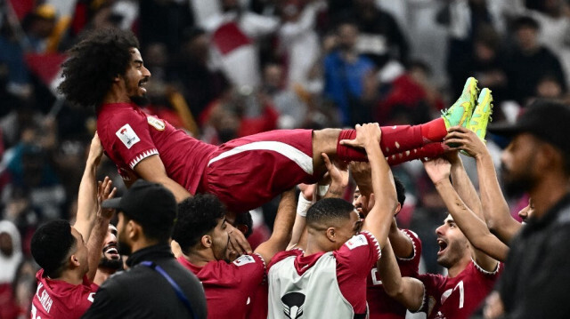 Les joueurs du Qatar célèbrent leur victoire en finale de la Coupe d'Asie AFC Qatar 2023 de football entre la Jordanie et le Qatar, avec leur attaquant numéro 11, Akram Afif, auteur d'un triplé et meilleur buteur de la compétition, au stade de Lusail, au nord de Doha, le 10 février 2024.