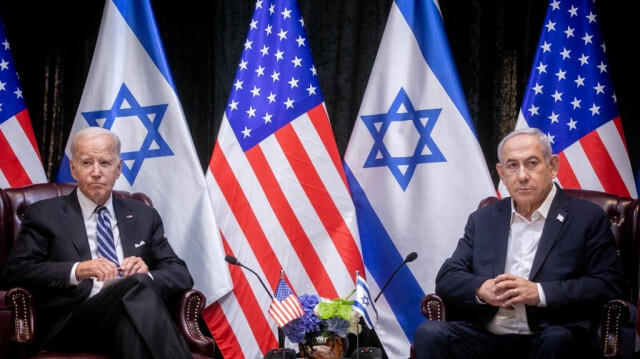 Le président américain Joe Biden (à gauche) s'assoit avec le Premier ministre israélien Benjamin Netanyahu au début de la réunion du cabinet de guerre israélien, à Tel Aviv le 18 octobre 2023.