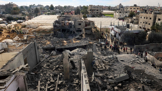 Les Palestiniens inspectent les dégâts dans les décombres d'un bâtiment détruit par Israël à Rafah, dans le sud de la bande de Gaza, le 12 février 2024.