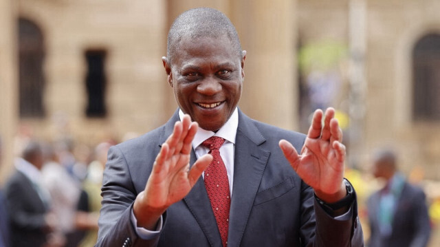 Le vice-président de l'Afrique du Sud, Paul Mashatile, fait un signe de la main lors de la cérémonie d'accueil de la visite d'État de la présidente tanzanienne Samia Suluhu Hassan en Afrique du Sud, dans les bâtiments de l'Union à Pretoria, le 16 mars 2023. 