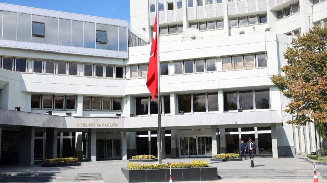 Le drapeau turc en berne devant le ministère des Affaires étrangères à Ankara le 19 octobre 2023, après que la Türkiye a déclaré un deuil national de trois jours suite à une frappe meurtrière sur un hôpital à Gaza.