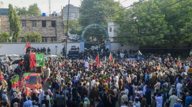 Les partisans du parti Pakistan Tehreek-e-Insaf (PTI) de Khan protestent contre la fausseté présumée des résultats des élections nationales du Pakistan, à Karachi le 11 février 2024.